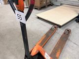 une palette sur laquelle est posée une étiquette, dans un entrepôt
