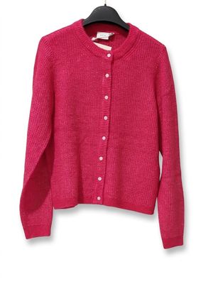 un cardigan rose sur un cintre, sur fond blanc