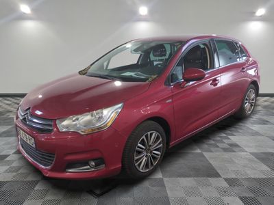 la voiture rouge est garée dans le garage sur le sol en damier