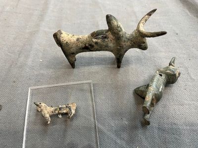 Plusieurs objets anciens sont exposés sur une table