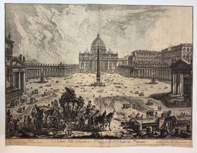 une vieille photo d'un grand bâtiment entouré de nombreuses personnes