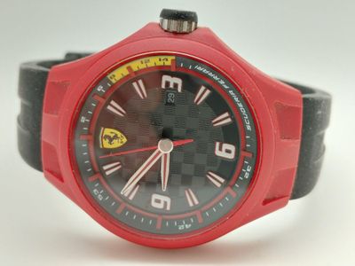 montre rouge et noire avec des aiguilles rouges et un bracelet en caoutchouc noir