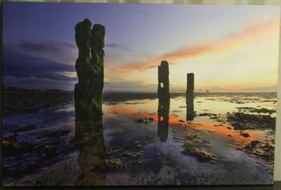 une photo d'une photo d'un coucher de soleil sur la plage
