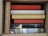 une boîte pleine de livres posés les uns sur les autres