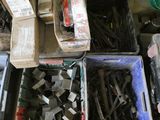 de nombreux outils de toutes sortes posés sur une table