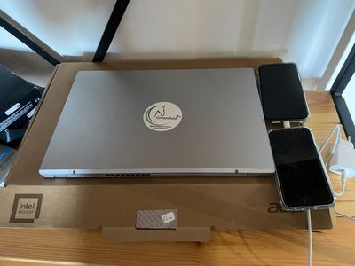 un ordinateur portable et un téléphone portable posés sur une boîte