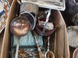 une boîte pleine d'argenterie posée sur une table