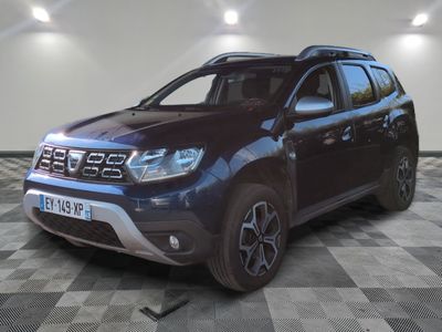La nouvelle Dacia est garée dans une grande pièce au sol carrelé en damier.