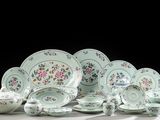 un ensemble d'assiettes et de tasses en porcelaine posées sur une table