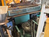 un tas d'objets divers entassés dans une pièce