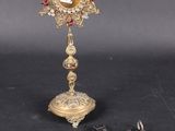 une image représentant une croix et une croix posée sur une table