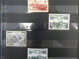 Plusieurs types de timbres sont exposés dans une vitrine.
