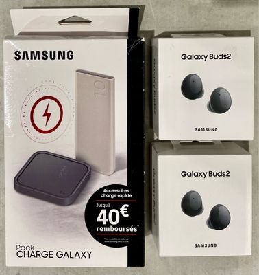 trois boîtes de produits Samsung sur la table