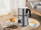 une photo d'une cafetière posée sur une table, à côté d'une tasse de café