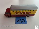 un camion jouet avec un pinder sur le côté