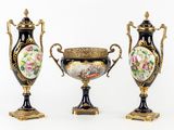 trois vases ornés de motifs floraux, disposés les uns à côté des autres