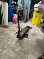 Un cric rouleur hydraulique de garage en acier, de marque CR… (photo 2)