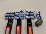 un lot de trois clés USB ornées de rubans bleus et blancs