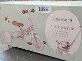 un petit tricycle néerlandais exposé dans un magasin