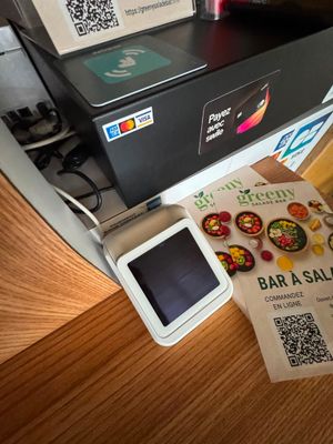 un paquet de chips et un téléphone portable posés sur un comptoir