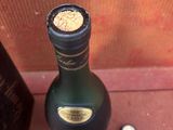 une bouteille de vin à côté d'une bouteille de vin
