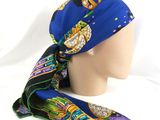 un gros plan sur un foulard posé sur une tête de mannequin