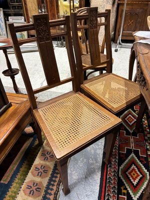 deux chaises en bois placées l'une à côté de l'autre sur un tapis