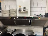 beaucoup d'assiettes et de casseroles sur le comptoir de la cuisine