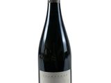 gros plan d'une bouteille de vin sur fond blanc