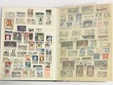 un livre ouvert avec des timbres sur une table