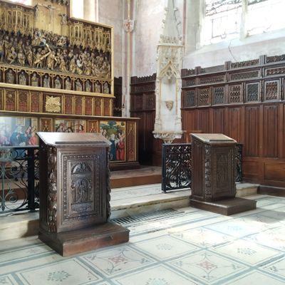 deux chaires en bois au milieu d'une grande salle