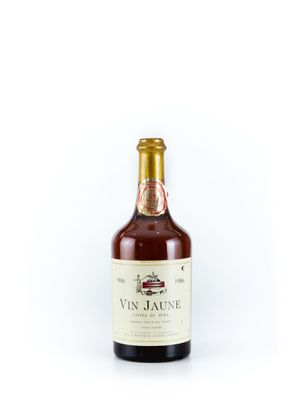 une bouteille de vin posée sur une surface blanche