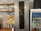 un réfrigérateur et un mini-réfrigérateur dans une cuisine