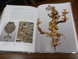 un livre ouvert sur lequel figure l'image d'un dragon