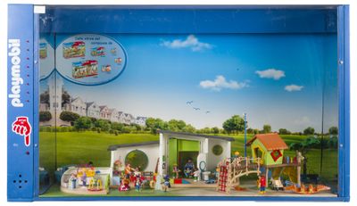 un coffret Playmobil dans une boîte en plastique sur laquelle figure l'image d'une ville