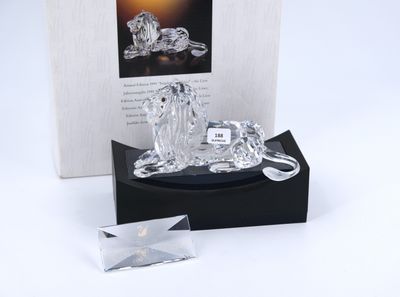 une figurine en cristal représentant un cheval, posée sur un socle noir
