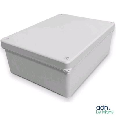 gros plan d'une boîte blanche sur fond blanc