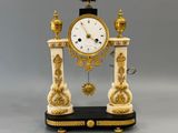une horloge posée sur une table
