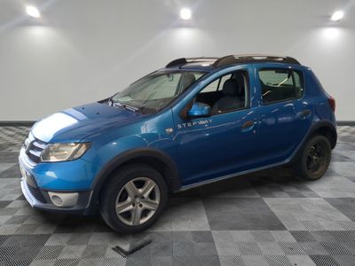 la photo d'une voiture bleue garée dans un garage