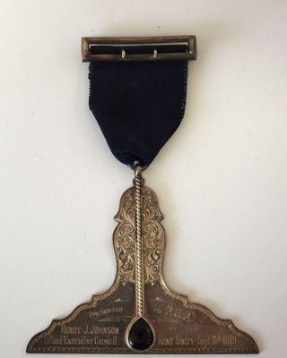 un gros plan d'une médaille ornée d'un ruban
