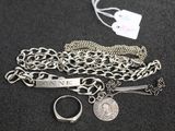 une chaîne en argent avec un anneau en argent et une chaîne en argent avec un anneau en argent