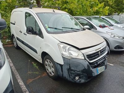 une camionnette blanche qui a été fortement endommagée dans un parking