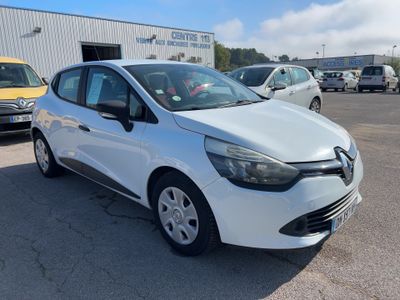 une voiture blanche garée devant un bâtiment dans un parking