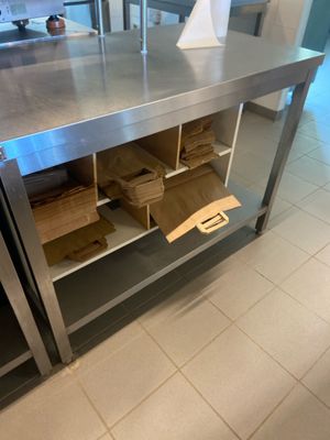 une grande table en acier inoxydable sur laquelle sont posées plusieurs boîtes