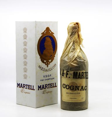 une bouteille de vin à côté d'une boîte