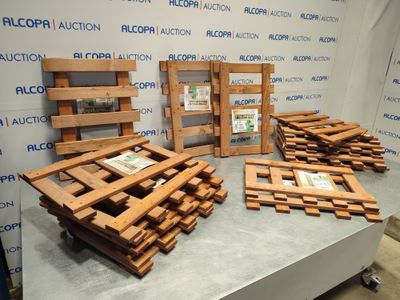 plusieurs morceaux de bois posés sur une table devant un mur