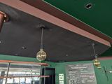 trois ampoules suspendues au plafond d'un restaurant