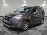 la camionnette grise est garée sur le sol en damier d'une pièce