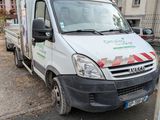 un camion blanc garé sur le bord de la route