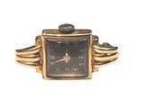 une image d'un gros plan d'une montre-bracelet sur un fond blanc